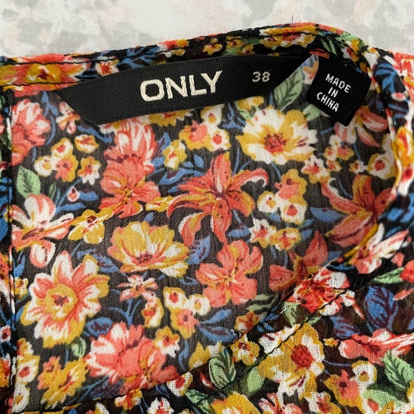 Only women’s top - Picture 2 of 5